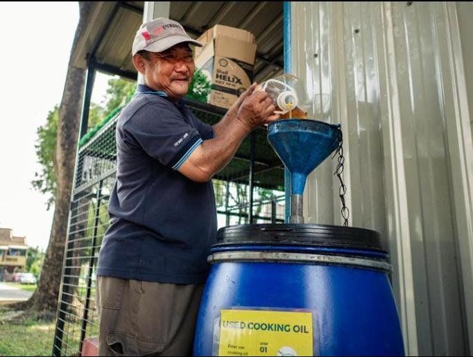 Operator collecting waste oil